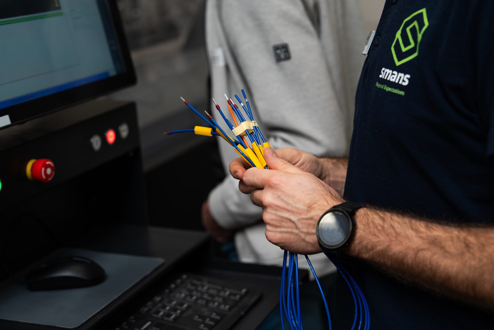 Operator toont een afgewerkte draadset aan de machine